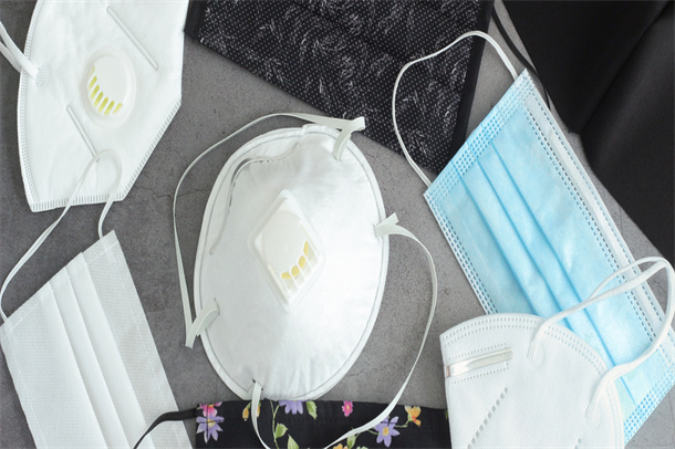 Omicron es demasiado feroz y Europa emite órdenes de uso de mascarillas más estrictas