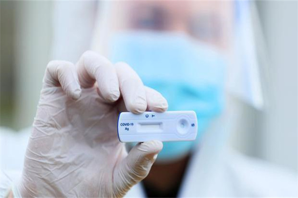 La FDA dice que las pruebas de antígenos de Covid-19 pueden ser menos sensibles a la variante Omicron, pero siguen siendo una herramienta importante