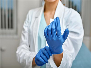 4 beneficios de los guantes desechables en la atención médica