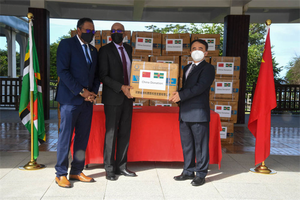 CHINA DONA MASCARILLAS FACIALES A DOMINICA